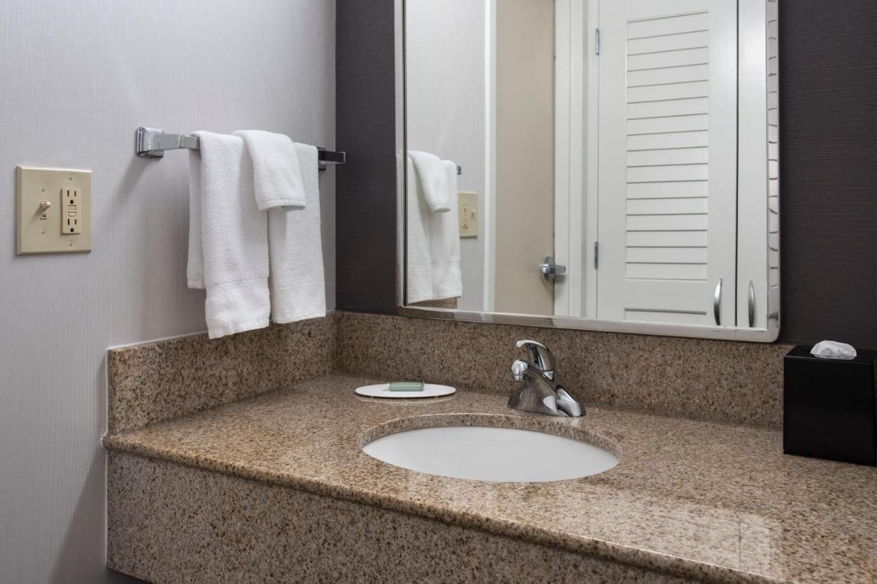 Courtyard By Marriott Baltimore Хънт Вали Екстериор снимка